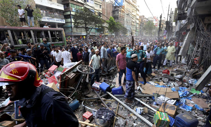 Deadly explosion hits commercial building in Dhaka